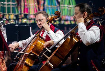 Zbliżenie na Artystów Orkiestry w kostiumach wilanowskich w trakcie gry na instrumentach smyczkowych