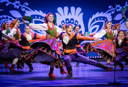 Para w kostiumach sannickich tańcząca na scenie