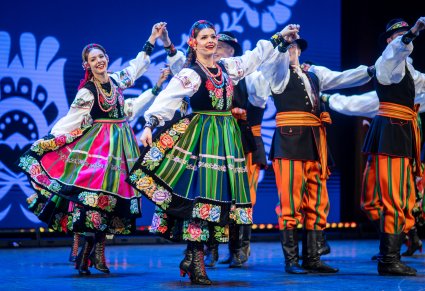 Zbliżenie na artystki w kostiumach łowickich na scenie