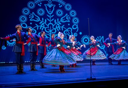 Grupa tancerzy w kostiumach kujawskich na scenie