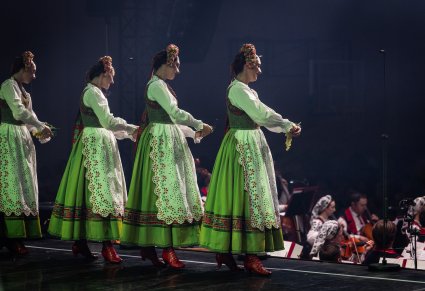 Na scenie 4 Artystki Baletu w kostiumach lubuskich trzymające w ręku kiść winogrona, w tle widoczna część Orkiestry w kostiumach wilanowskich
