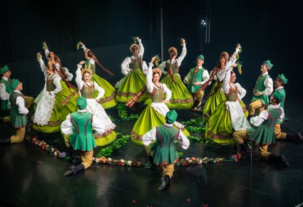 Na scenie Artyści w kostiumach lubuskich w trakcie wykonywania choreografii tanecznej