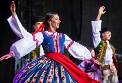 Na pierwszym planie Artystka w kostiumie spiskim a za nią 3 Artystów
