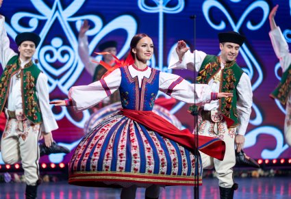 Zbliżenie na Artystów w kostiumach spiskich podczas wykonywania choreografii tanecznej