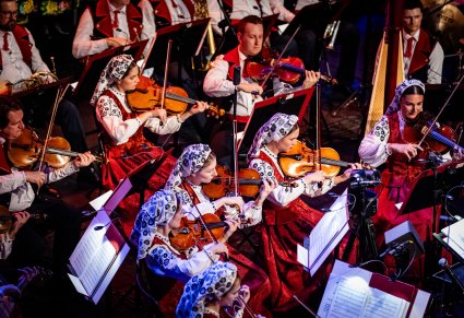 Ujęcie z góry na część orkiestry smyczkowej