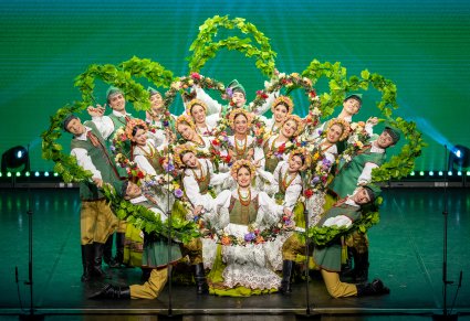 Na scenie Artyści w kostiumach lubuskich podczas Artystycznej figury z elementami winobrania