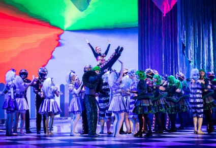 Artyści odgrywający role trójkątów, kwadratów i kół we wspólnej scenie