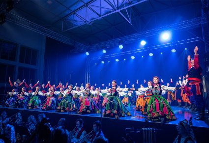 Artyści zespołu "Mazowsze" w finałowym układzie