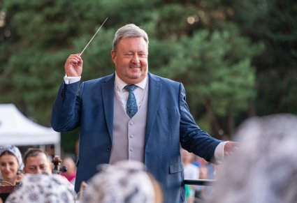 Uśmiechnięty Dyrektor Jacek Boniecki na scenie