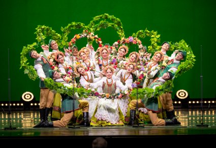 Artyści w kostiumach lubuskich podczas wykonywania spektakularnej figury