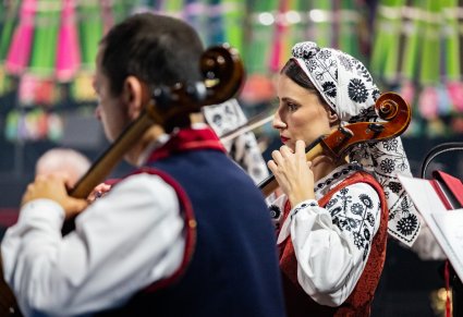 Zbliżenie na dwójkę Artystów z Orkiestry w kostiumach wilanowskich w trakcie gry na instrumentach smyczkowych