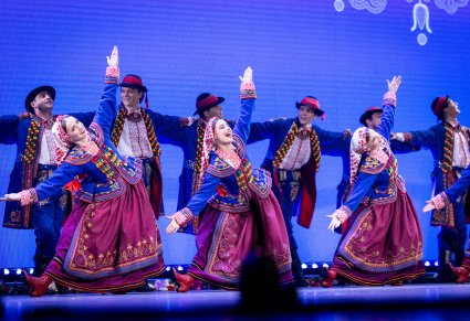 Grupa Artystów Baletu w kostiumach podegrodzkich w trakcie wykonywania choreografii tanecznej