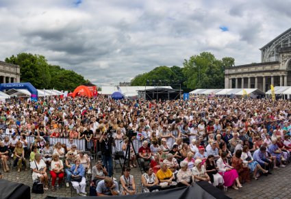 Widok na całą publiczność podczas koncertu