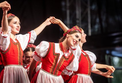 Tancerki tańczące choreografię w kostiumach jurgowskich