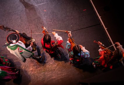 Kapela w kostiumach podhalańskich na scenie