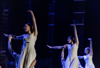 Trzy pary Artystów Tancerzy w kostiumach współczesnych podczas wykonywania choreografii tanecznej