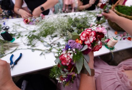 Zbliżenie na pracę florystyczną na warsztacie "wianki świętojańskie"