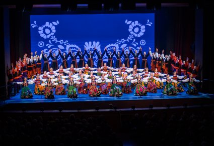 Artyści Zespołu Mazowsze w finałowym układzie na scenie