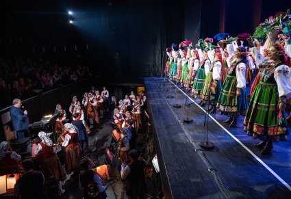 Artyści Zespołu Mazowsze i orkiestra w ukłonach