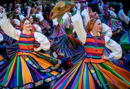 Zbliżenie na tancerki Zespołu Mazowsze w finałowym układzie na scenie