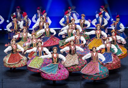 Na scenie Artyści w kostiumach krakowskich podczas wykonywania choreografii tanecznej
