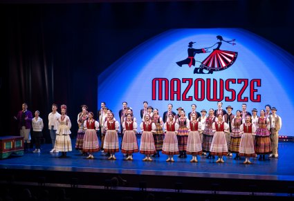 Artyści w kostiumach ludowych na scenie wraz z głównymi bohaterami spektaklu: Panem Kajetanem, Tomkiem i Agnieszką