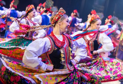 Zbliżenie na Artystki w kostiumach krakowskich w trakcie obrotów