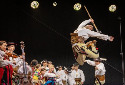 Element tańców góralskich w wykonaniu tancerza baletu, w kostiumie podhalańskim