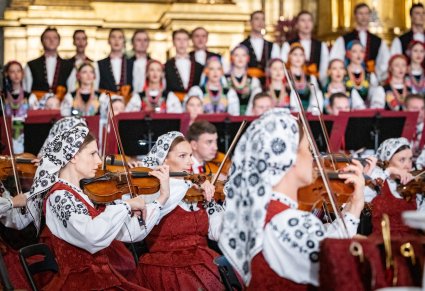 Na pierwszym planie Artyści Orkiestry smyczkowej w kostiumach wilanowskich, w tle widoczny Chór w kostiumach łowickich