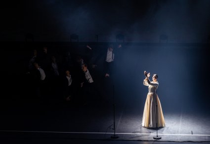 Na scenie Solistka w białej sukni i grupa Tancerzy w trakcie wykonywania utworu Medley