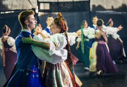 Artyści baletu w kostiumach rozbarskich, podczas tańca na scenie