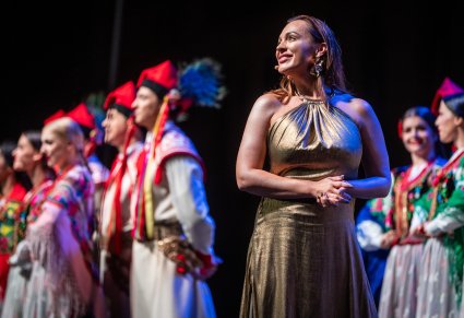 Artyści na scenie razem z solistką