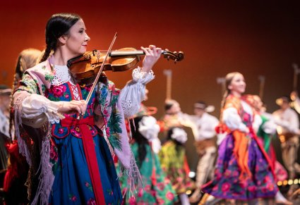 Zbliżenie na skrzypaczkę w kostiumie podhalańskim