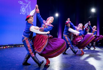 Pary Artystów Baletu w kostiumach podegrodzkich w trakcie wykonywania choreografii tanecznej