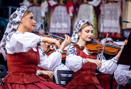 Zbliżenie na dwie Muzyczki grające na instrumentach skrzypkowych