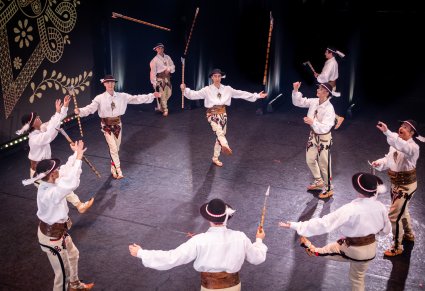 Tancerze w kostiumach podhalańskich w figurach tanecznych