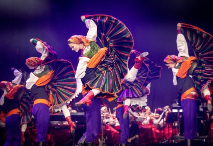 Zbliżenie na pary Artystów w kostiumach sannickich w trakcie wykonywania choreografii tanecznej