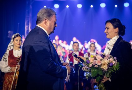 Wręczanie kwiatów dyrygentowi po koncercie