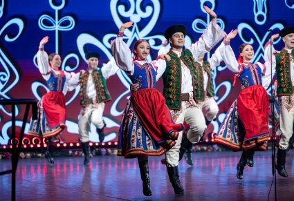 Para Artystów w kostiumach spiskich podczas wykonywania choreografii tanecznej