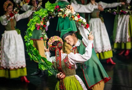Zbliżenie na parę Artystów w kostiumach lubuskich w trakcie wykonywania choreografii tanecznej