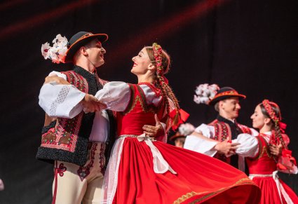 Tancerze tańczący choreografię w kostiumach jurgowskich