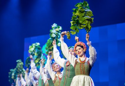 Tancerze w kostiumach lubuskich na scenie