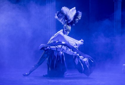 Postać Śmierci wykonująca swoją choreografię