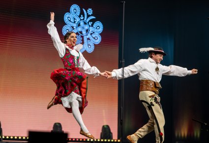 Para Artystów w kostiumach podhalańskich podczas wykonywania choreografii tanecznej