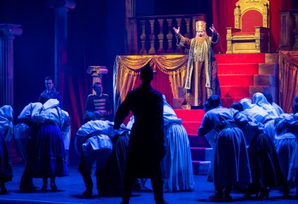 Na schodach postać Herona, niżej lud z Żołdakami