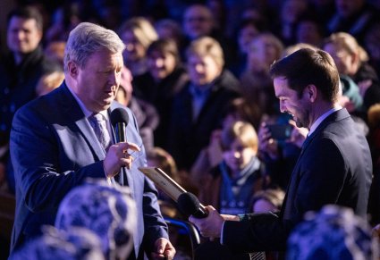 Zbliżenie na Dyrektora zespołu Jacka Bonieckiego wraz z Burmistrzem Grodziska Mazowieckiego Tomaszem Krupskim