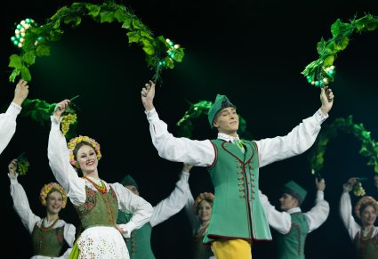 Zbliżenie na Artystów w kostiumach lubuskich w trakcie wykonywania choreografii tanecznej