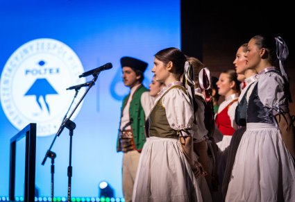 Zespół POLTEX w kostiumach spiskich podczas występu