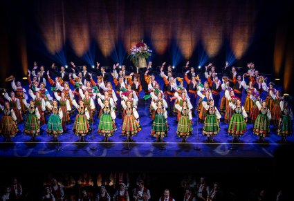 Artyści Zespołu Mazowsze w ukłonach na scenie