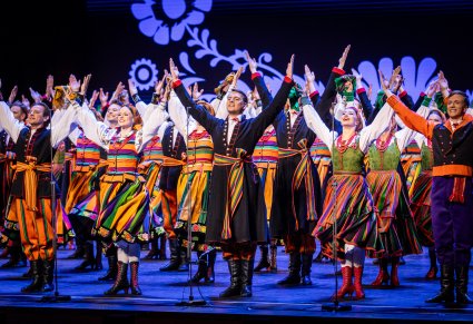 Artyści Zespołu Mazowsze w ukłonach na scenie